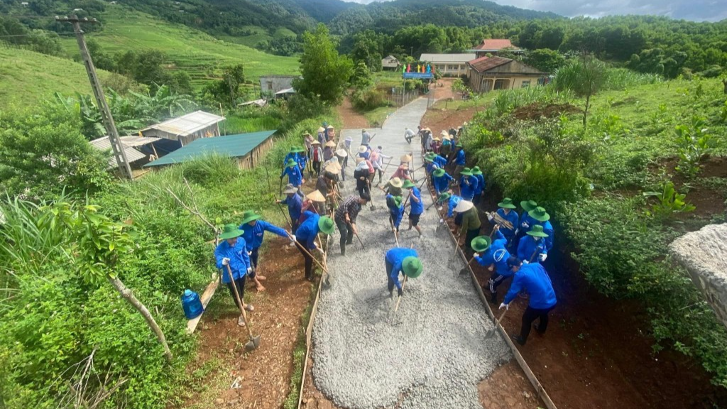 Người dân và thanh niên, sinh viên tình nguyện cùng nhau làm đường 