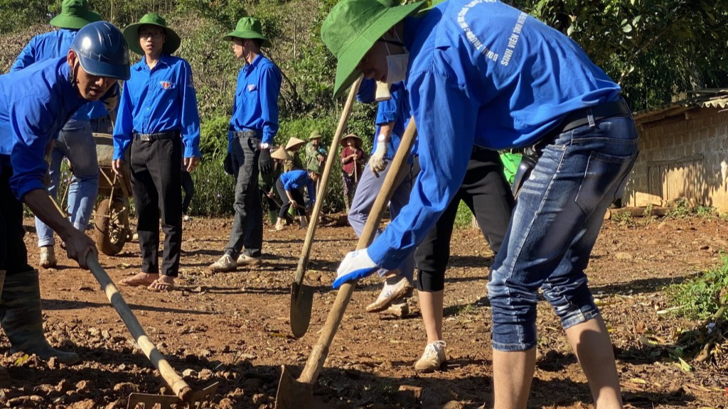 Thanh niên, sinh viên dọn dẹp chuẩn bị làm đường 