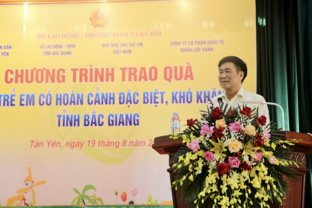 Ông Hoàng Văn Tiến - Giám đốc Quỹ Bảo trợ trẻ em Việt Nam phát biểu tại chương trình