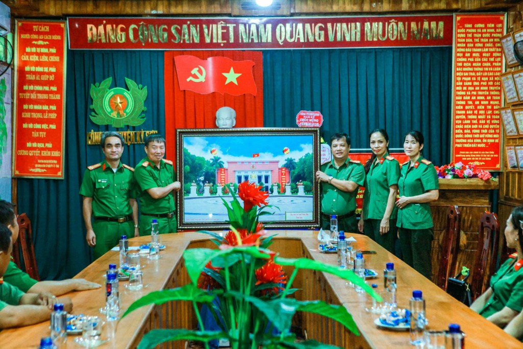 Đại diện Ban Tổ chức tặng bức tranh Quảng trường Học viện An ninh Nhân dân tới Công an huyện Kỳ Sơn nhân kỷ niệm  77 năm Ngày truyền thống lực lượng Công an Nhân dân (19/8/1945 - 19/8/2022)