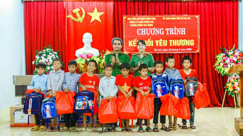 Chương trình trao 20 phần quà yêu thương tới gia đình có hoàn cảnh khó khăn trên địa bàn xã Na Loi, Kỳ Sơn, Nghệ An