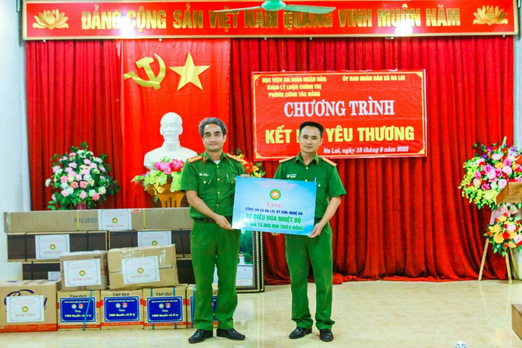 Đại diện Ban Tổ chức trao tặng 2 máy điều hòa nhiệt độ tới lực lượng công an xã Na Loi