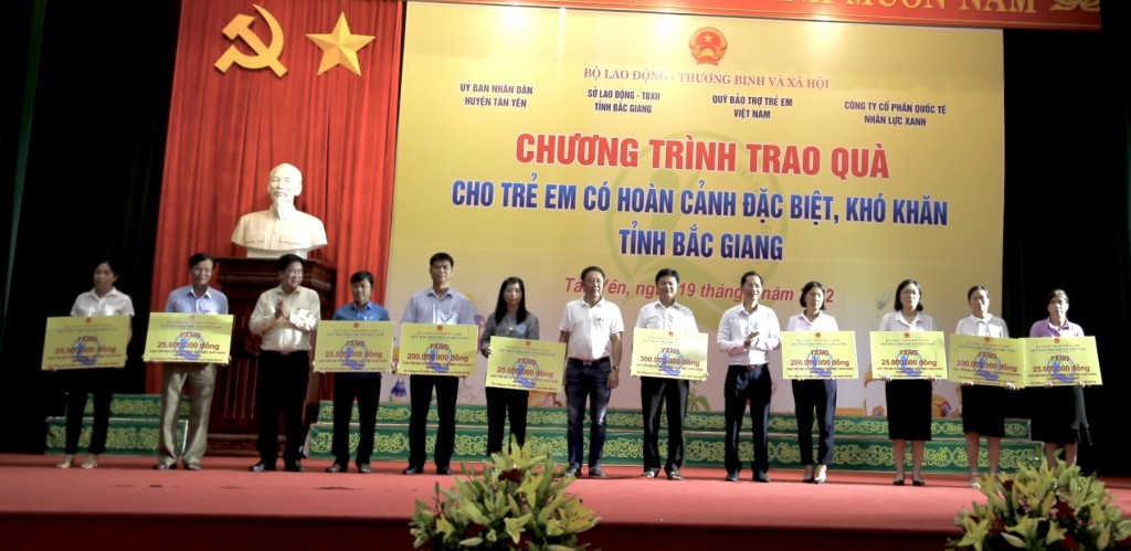 Ông Hoàng Văn Tiến - Giám đốc Quỹ BTTEVN và nhà tài trợ trao biển hỗ trợ tượng trưng cho đại diện các địa phương có trẻ em nhận hb