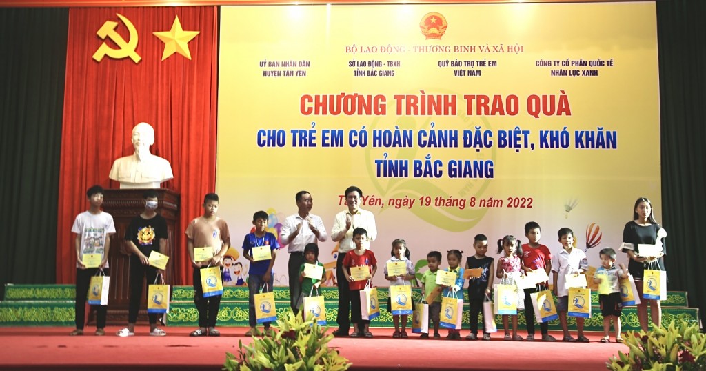 Ông Hoàng Văn Tiến - Giám đốc Quỹ BTTEVN, nhà tài trợ tặng quà và trao hỗ trợ cho trẻ em tại chương trình