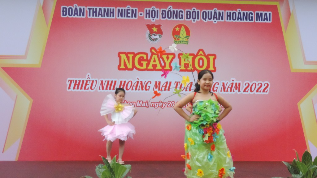 Thiếu nhi quận Hoàng Mai biểu diễn thời trang được làm từ vật liệu tái chế