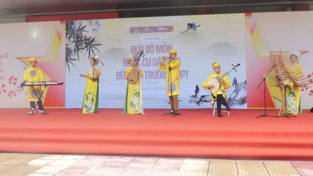 Chương trình biểu diễn nhạc vụ dân tộc tại trường THPT Trương Định 