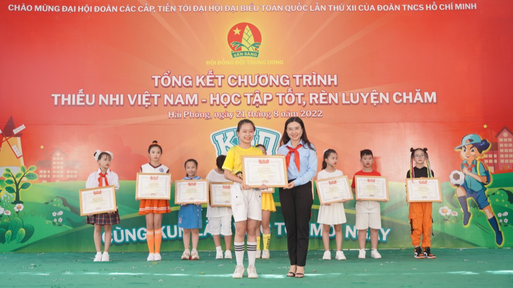 Bí thư Trung ương Đoàn, Chủ tịch Hội đồng Đội Trung ương Nguyễn Phạm Duy Trang trao bằng khen tới các em thiếu nhi tiêu biểu 