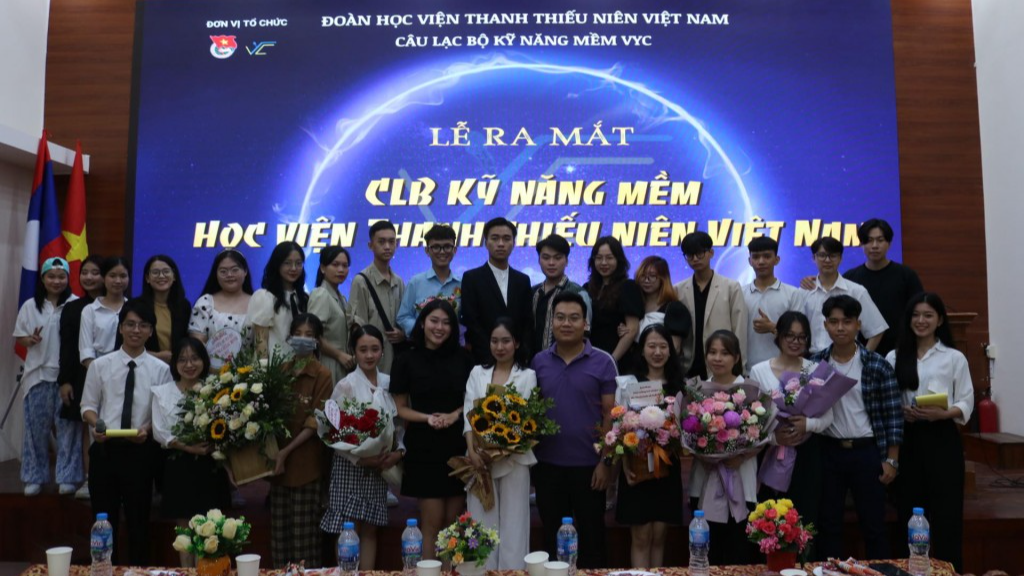 Các đại biểu chụp ảnh lưu niệm tại chương trình 