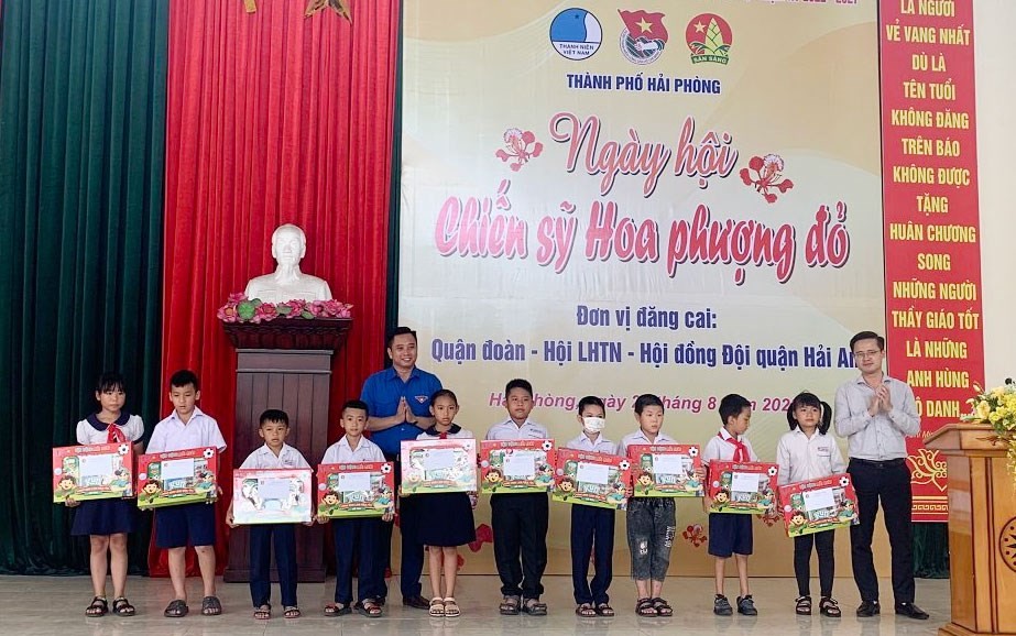 Lãnh đạo Hội Đồng đội Trung ương và Quận ủy Hải An trao quà tặng học sinh hoàn cảnh khó khăn Trường Tiểu học Tràng Cát