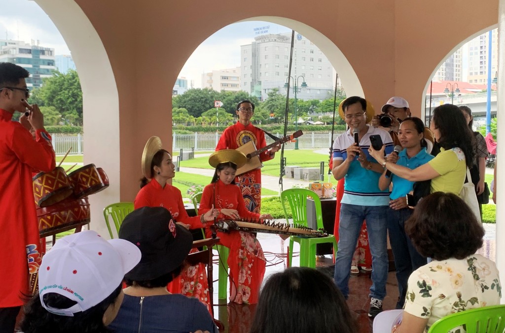 tour “Quận 1 -  Sống động Sài Gòn” sẽ đưa du khách tham quan và trải nghiệm nhiều điều thú vị