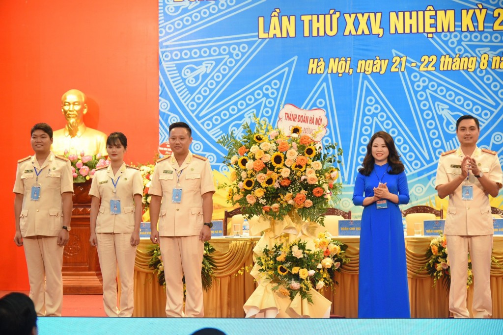 Đồng chí Chu Hồng Minh, UVBTV Trung ương Đoàn, Thành uỷ viên, Bí thư Thành đoàn Hà Nội tặng hoa chúc mừng đại hội