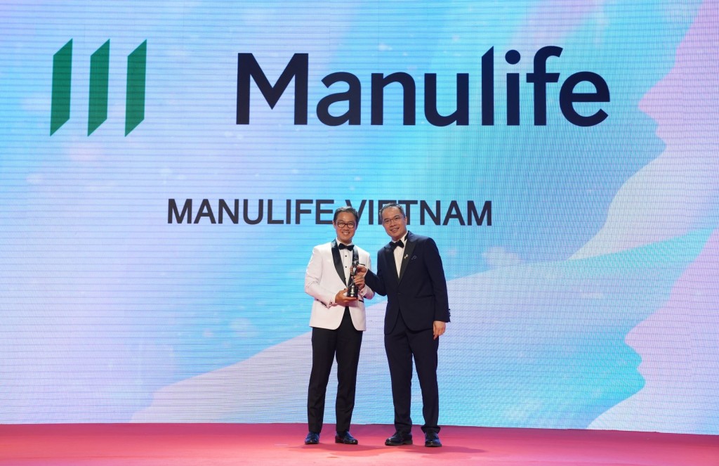 Ông Sang Lee (trái) Tổng Giám đốc Manulife Việt Nam nhận cúp vinh danh từ Ban tổ chức