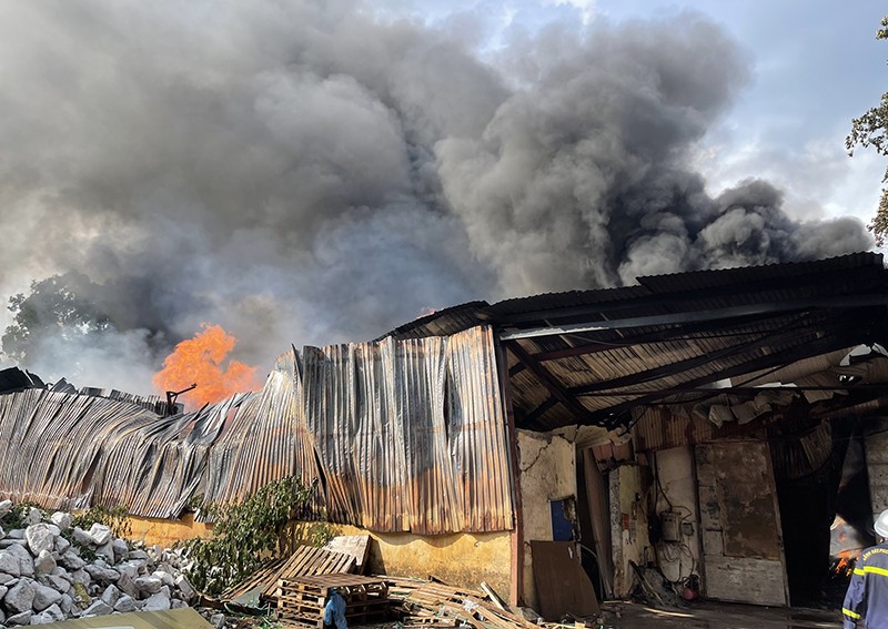 Khói lửa cuồn cuộn bốc lên từ hiện trường vụ cháy kho xưởng ở xã Đình Xuyên, huyện Gia Lâm