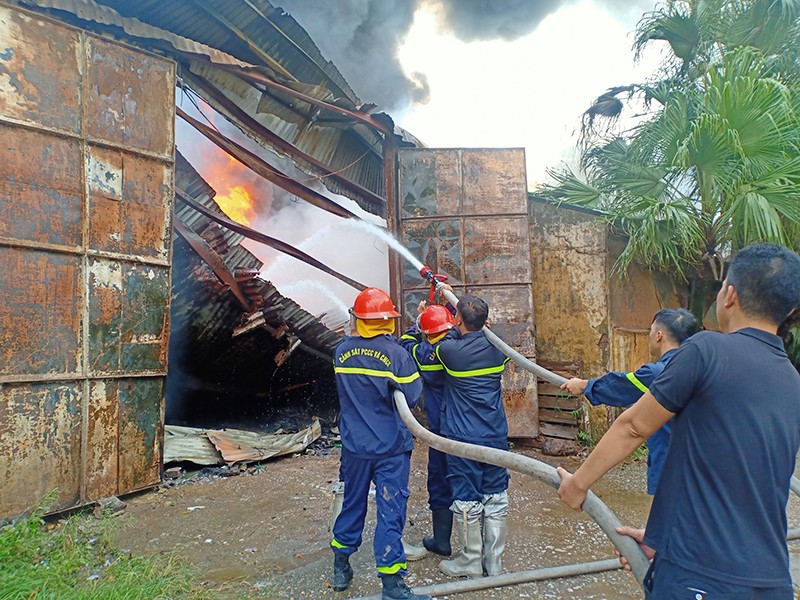Lực lượng Canh sát PCCC&CNCH phun nước dập lửa, ngăn cháy lan kho, xưởng ở xã Đình Xuyên