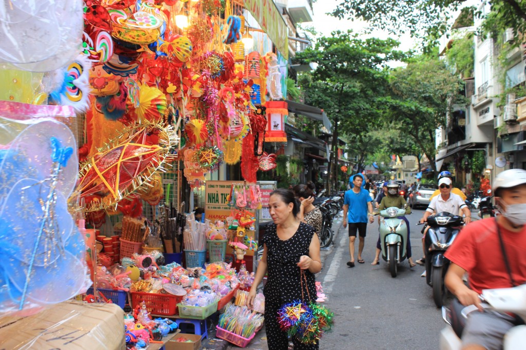 Phố Hàng Mã “nhuộm sắc đỏ” trước thềm Tết Trung Thu