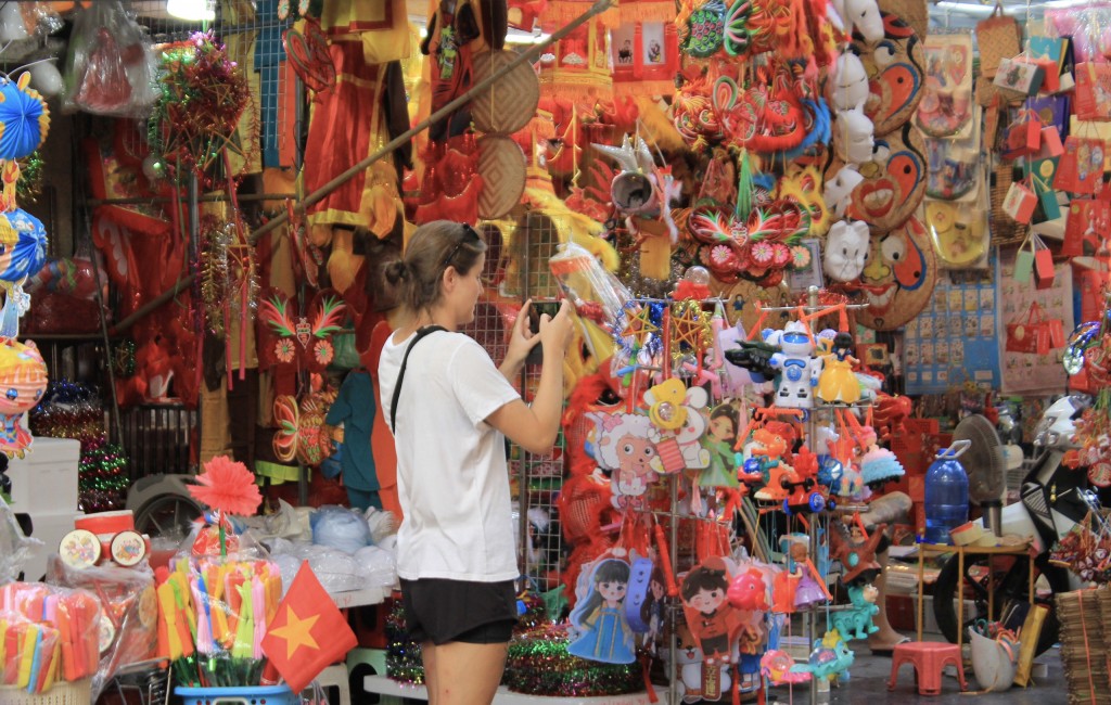 Khách du lịch nước ngoài thích thú với con phố đầy màu sắc và mang đậm văn hoá Việt Nam