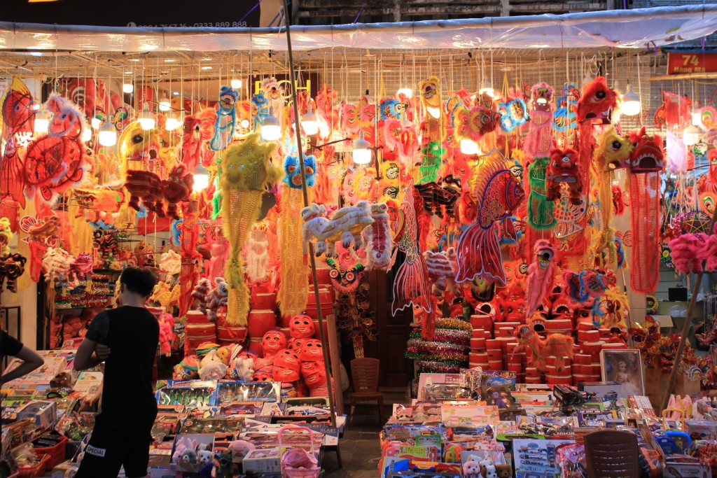 Thời điểm hiện tại trên phố Hàng Mã có rất nhiều món đồ chơi đặc trưng của Tết Trung thu với màu sắc nổi bật và đẹp mắt đã được bày bán