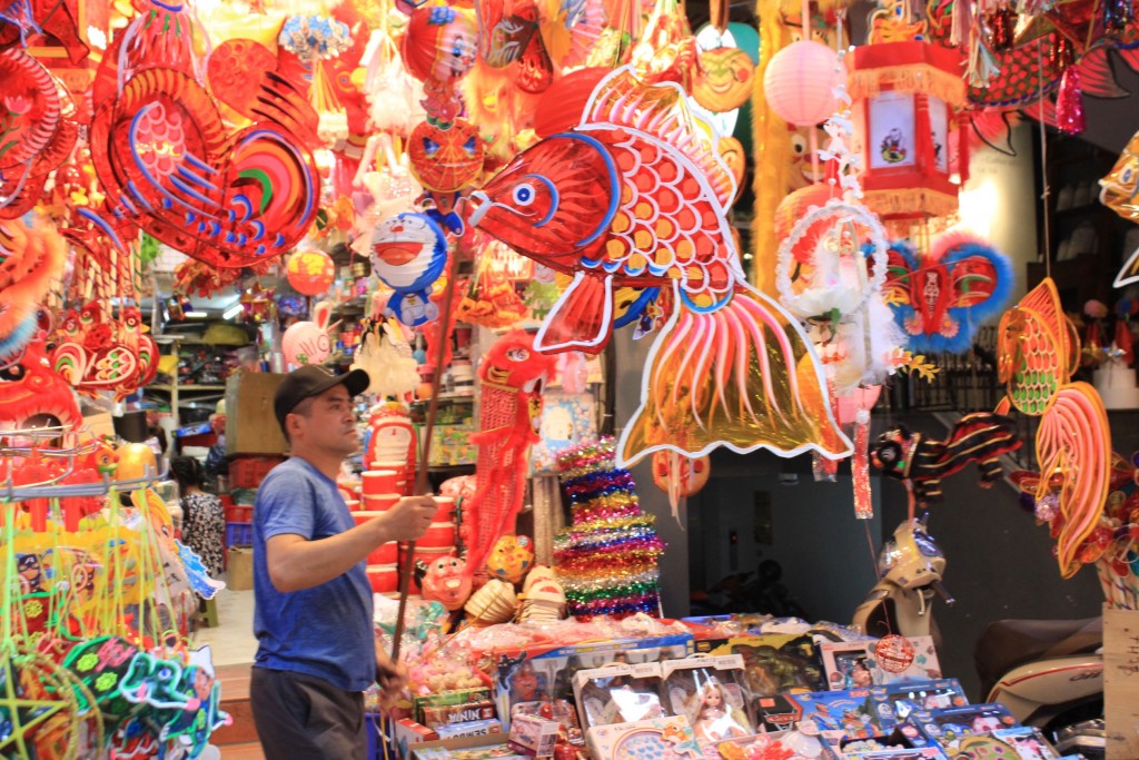 Nhiều chủ cửa hàng kinh doanh trên phố Hàng Mã tất bật chuẩn bị hàng hoá.