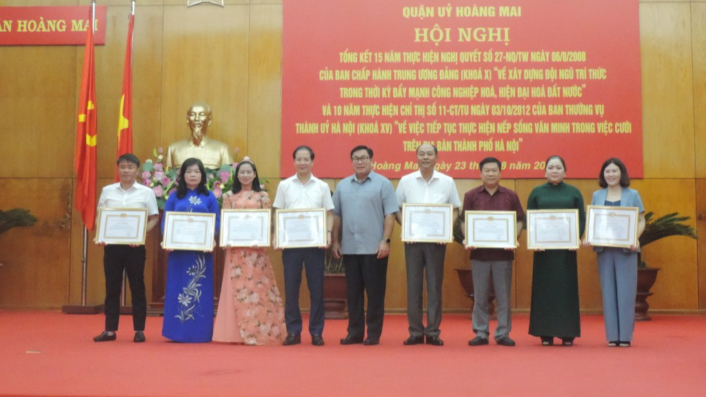 Thành ủy viên, Bí thư Quận ủy Hoàng Mai Nguyễn Quang Hiếu trao giấy khen tới các tập thể xuất sắc trong thực hiện 