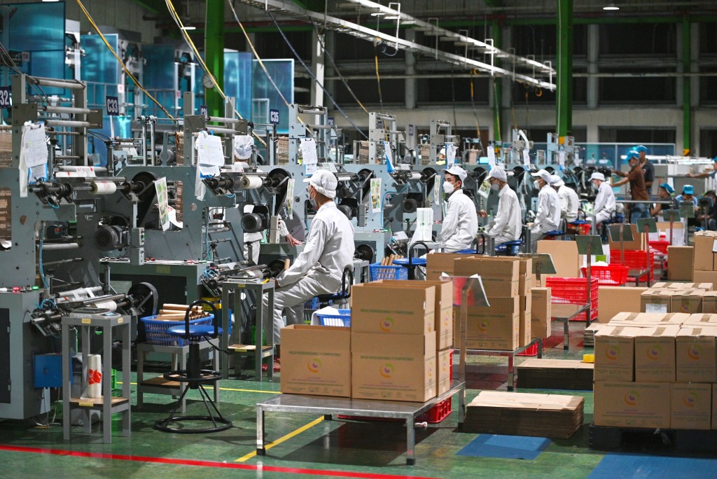 Sản xuất sản phẩm thân thiện môi trường tại nhà máy của An Phát Holdings