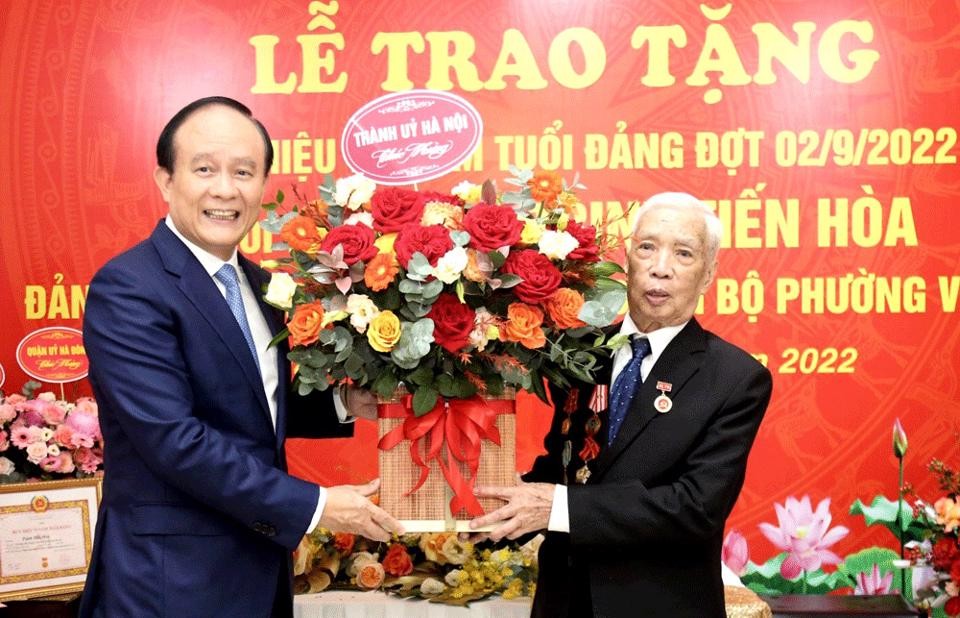 Trao Huy hiệu 75 năm tuổi Đảng cho nguyên Chủ tịch HĐND tỉnh Hà Tây