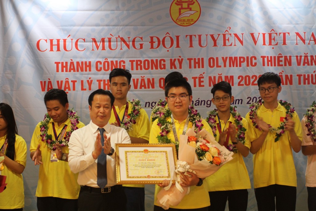 Sở GD&ĐT Hà Nội chúc mừng đội tuyển Olympic Vật lý Thiên văn đạt thành tích xuất sắc