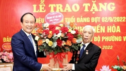Trao Huy hiệu 75 năm tuổi Đảng cho nguyên Chủ tịch HĐND tỉnh Hà Tây