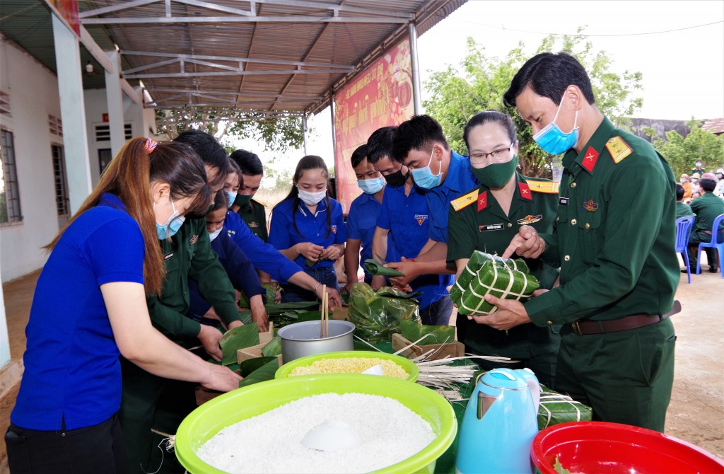 Đoàn viên thanh niên Trung đoàn 726 tham gia gói bánh chưng ủng hộ cán bộ, chiến sĩ và nhân dân trên tuyến đầu chống dịch COVID-19