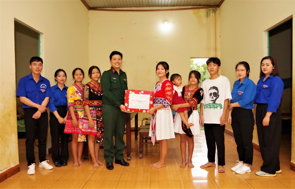 Ngành thanh niên Binh đoàn 16 tặng quà cho 5 trẻ Đồng bào Mông, mồ côi cả cha lẫn mẹ thuộc Trung đoàn 720 