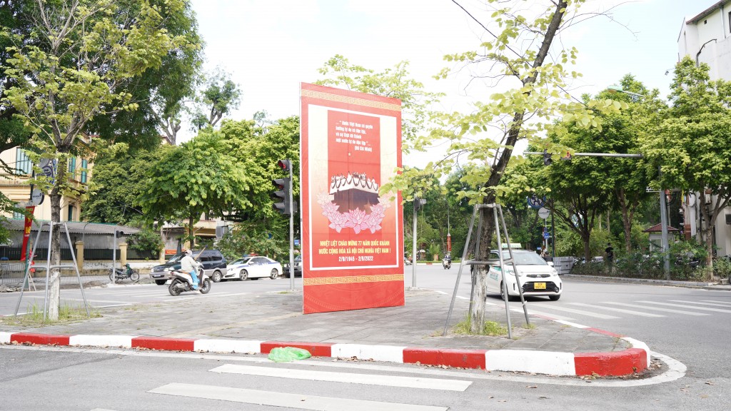Pano cỡ lớn được đặt ngay tại ngã tư Lê Hồng Phong - Điện Biên Phủ