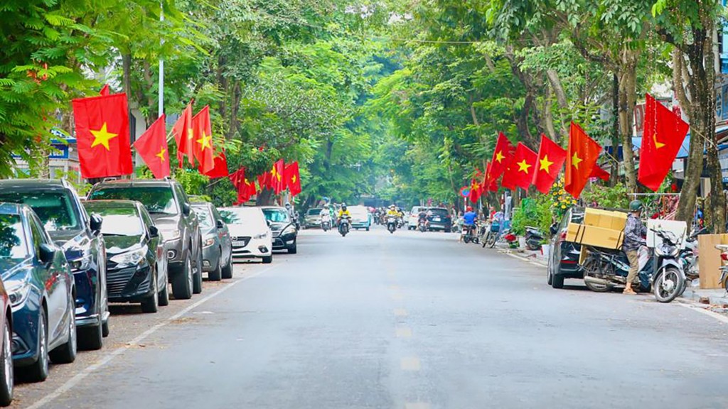 Tại nhiều tuyến phố như Hùng Vương, Đinh Tiên Hoàng, Thanh Niên... đều rực rỡ sắc đỏ của màu cờ, băng rôn.