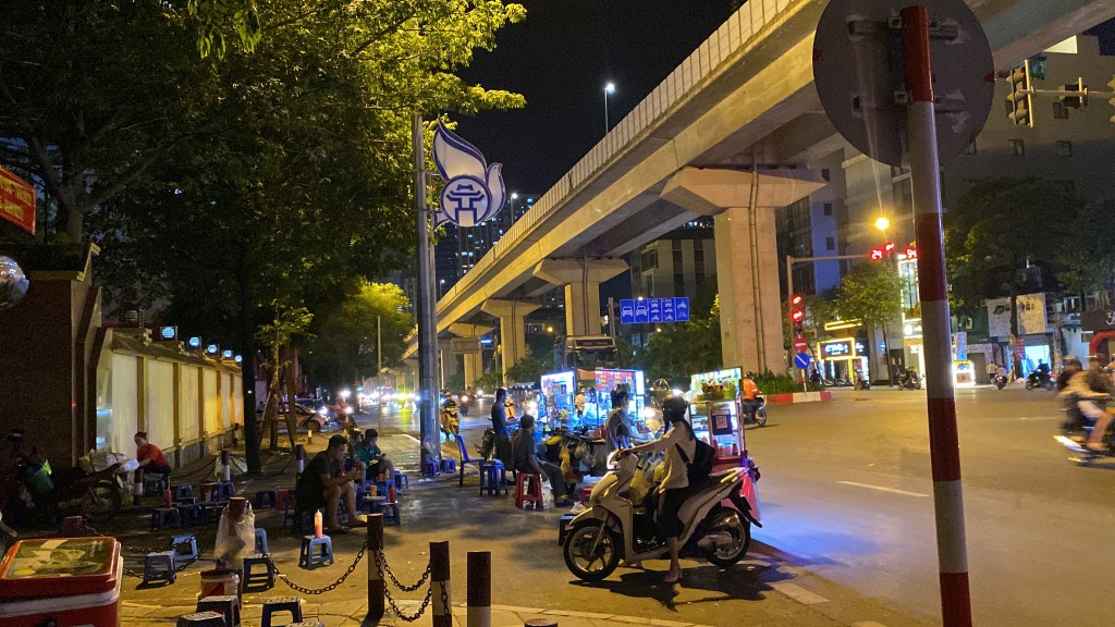 Tái diễn nghiêm trọng tình trạng hàng quán lấn chiếm vỉa hè, lòng lề đường