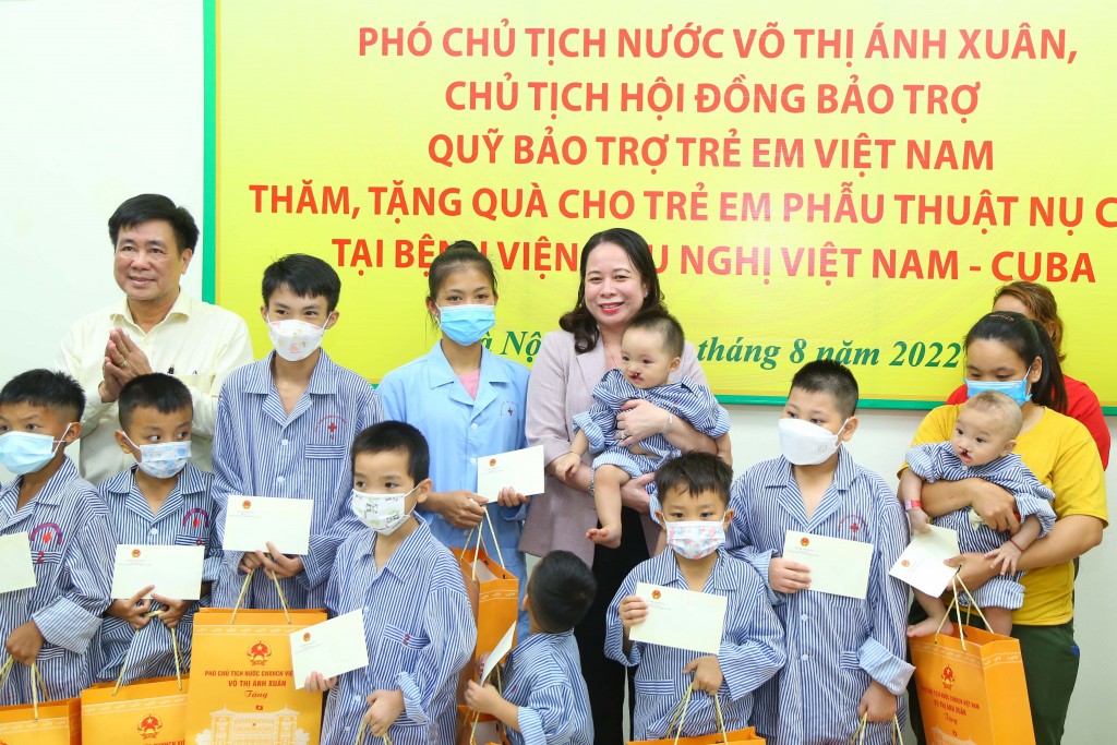 Phó Chủ tịch nước Nguyễn Thị Ánh Xuân thăm và tặng quà trẻ em đang điều trị, phẫu thuật