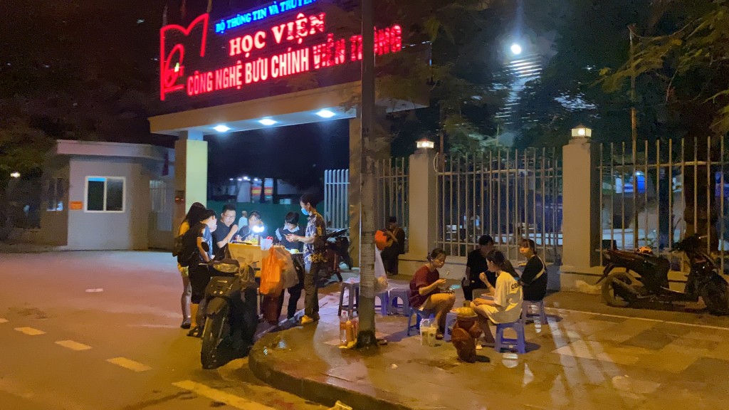 Tái diễn nghiêm trọng tình trạng hàng quán lấn chiếm vỉa hè, lòng lề đường