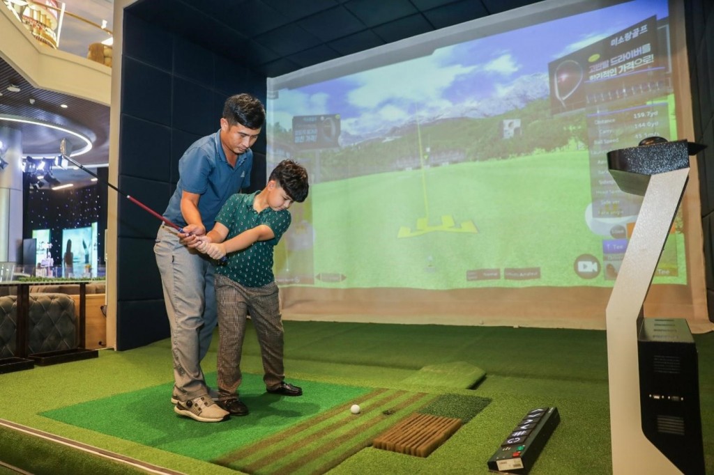 Sân golf giả lập được nhiều nhà đầu tư quan tâm và cũng là một trong những tiện ích được chú trọng đưa vào các dự án . Hiện cụm sân Golf PGA 36 hố tại Siêu đô thị biển – Du lịch – Sức khỏe NovaWorld Phan Thiet của Novaland đã hoàn thành và đón rất đông Go