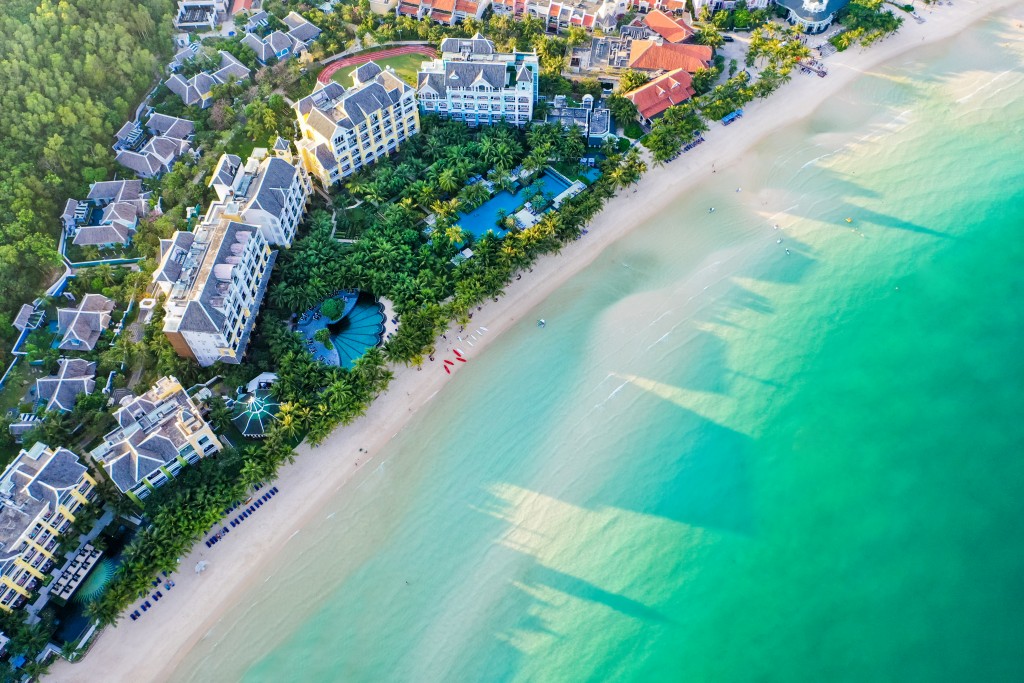 JW Marriott Phu Quoc Emerald Bay được thiết kế bởi kiến trúc sư lừng danh Bill Bensley, đạt nhiều giải thưởng quốc tế như Khu nghỉ dưỡng mới tốt nhất châu Á, Best of the Best Awards do người dùng TripAdvisor bình chọn.