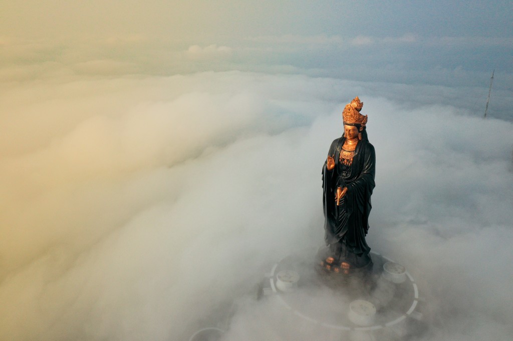 Tượng Phật Bà bằng đồng cao nhất châu Á toạ lạc trên đỉnh núi Bà Đen.
