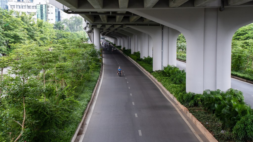 Theo quy hoạch mới, hàng cây thay thế nằm về phía trong, cách hàng cây cũ khoảng 10m. Ngoài ra, tại một số đoạn đường sẽ có thêm một hàng cây mới bên mỗi phần đường theo chiều di chuyển