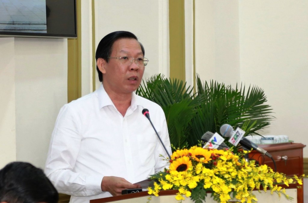 Ông Phan Văn Mãi, Chủ tịch UBND TP Hồ Chí Minh báo cáo tại phiên họp