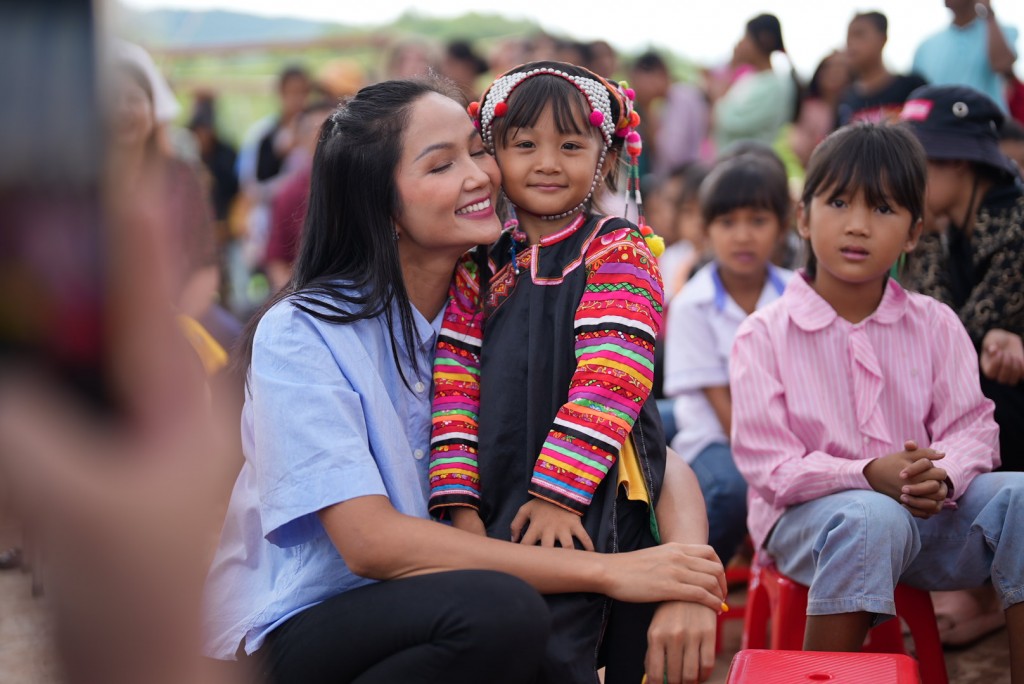 H_Hen Niê lan tỏa yêu thương đến trẻ em vùng cao trong chuyến đi thiện nguyện tới điểm trường Tá Miếu cùng UNIQLO và Quỹ Hy vọng