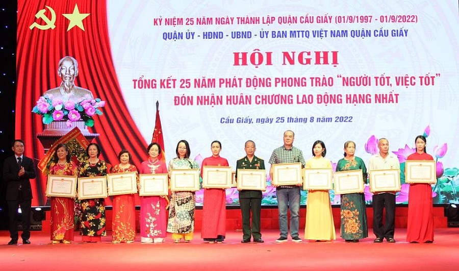 Quận Cầu Giấy (Hà Nội) đón nhận Huân chương Lao động hạng Nhất