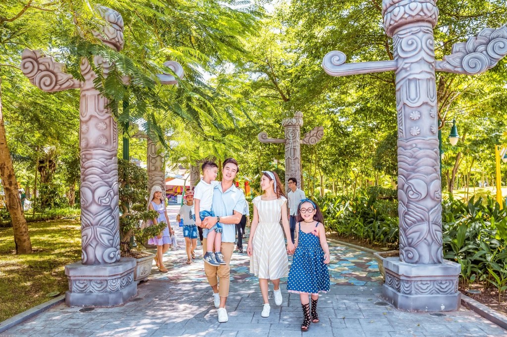 Công viên Châu Á nằm tại trung tâm thành phố với hơn 20 trò chơi là điểm đến thích hợp cho cả gia đình