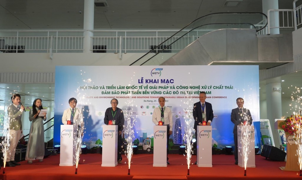 Các đại biểu nhấn nút khai mạc hội thảo và triển lãm (Ảnh Đoàn Minh) Ảnh 2: ông Lê Quang Nam Phó Chủ tịch UBND TP Đà Nẵng phát biểu khai mạc (Ảnh Đoàn Minh)