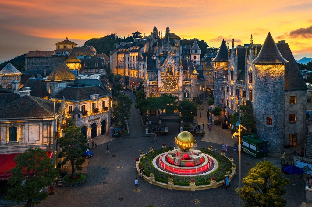 Làng Pháp ở Sun World Ba Na Hills trong ráng chiều