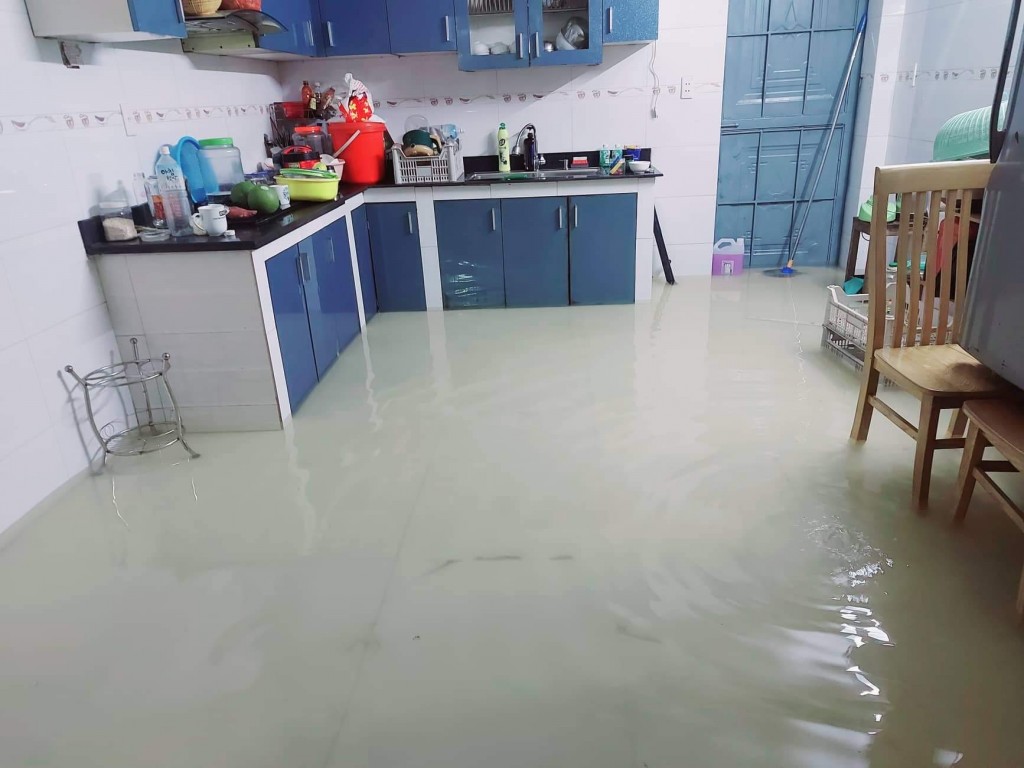 Nhà anh Nguyễn Văn Hùng tại khu 4, Yết Kiêu, TP.Hạ Long bị ngập nước vào nhà. Gia đình anh lấy bao đất làm kè ở cửa, di chuyển các thiết bị điện tử lên cao và tìm cách thoát nước liên tục. Nhà anh Nguyễn Văn Hùng tại khu 4, Yết Kiêu, TP.Hạ Long bị ngập nước vào nhà. Gia đình anh lấy bao đất làm kè ở cửa, di chuyển các thiết bị điện tử lên cao và tìm cách thoát nước liên tục.