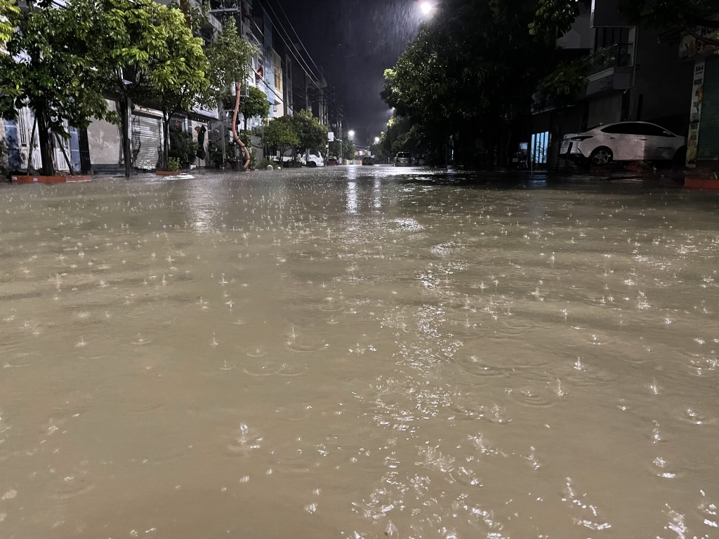 Tại khu vực Bãi Muối, phường Cao Thắng, mưa lớn kéo dài, lượng nước nhiều và chảy xiết, các cống thóat nước có diện tích hẹp, bị tắc nghẽn khiến nước mưa dâng cao tràn từ đường vào cả nhà dân gây ngập lụt, làm hư hỏng đồ đạc. Tại khu vực Bãi Muối, phường Cao Thắng, mưa lớn kéo dài, lượng nước nhiều và chảy xiết, các cống thóat nước có diện tích hẹp, bị tắc nghẽn khiến nước mưa dâng cao tràn từ đường vào cả nhà dân gây ngập lụt, làm hư hỏng đồ đạc.