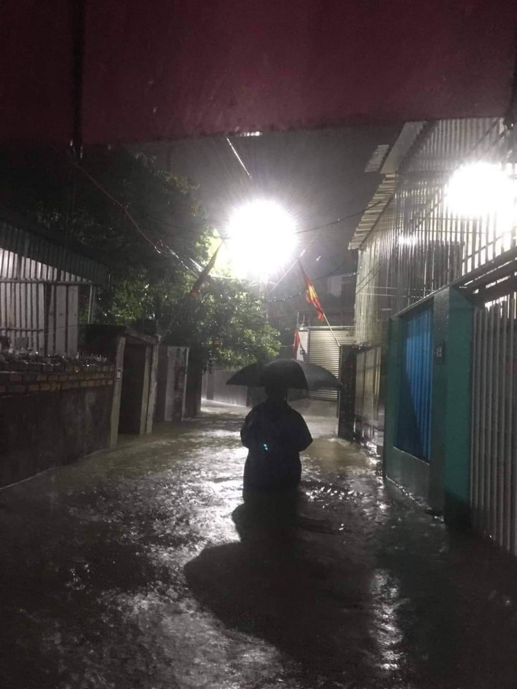 Một số đường ngõ nhỏ, nước dâng cao đến nửa người. người dân gặp khó khăn trong việc sinh hoạt Một số đường ngõ nhỏ, nước dâng cao đến nửa người. người dân gặp khó khăn trong việc sinh hoạt