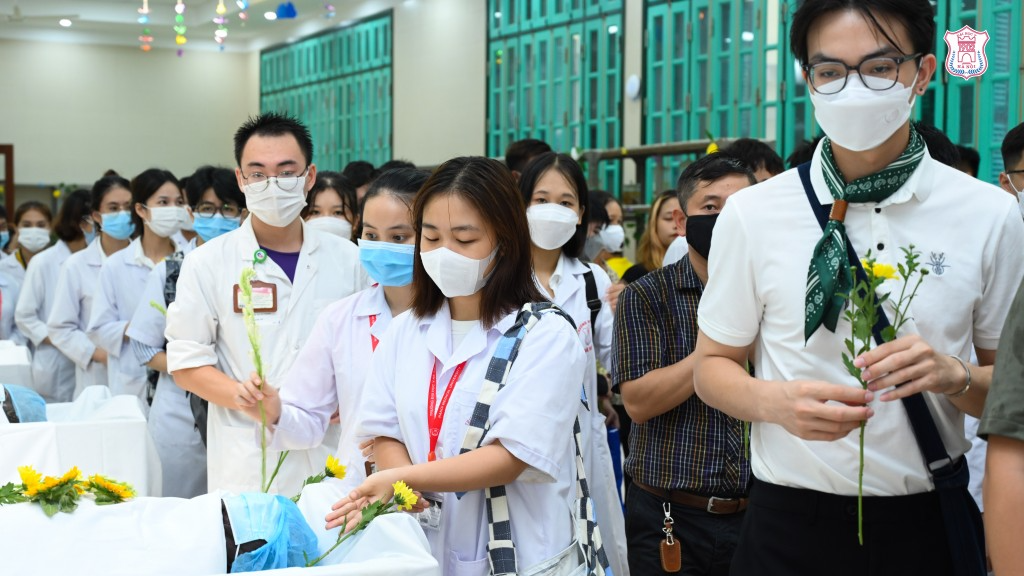 Sinh viên trường Đại học Y Hà Nội tri ân những người hiến thân thể cho y học