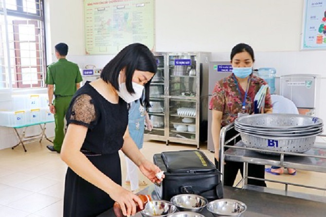 Kiểm tra an toàn thực phẩm trên địa bàn thị xã Sơn Tây.
