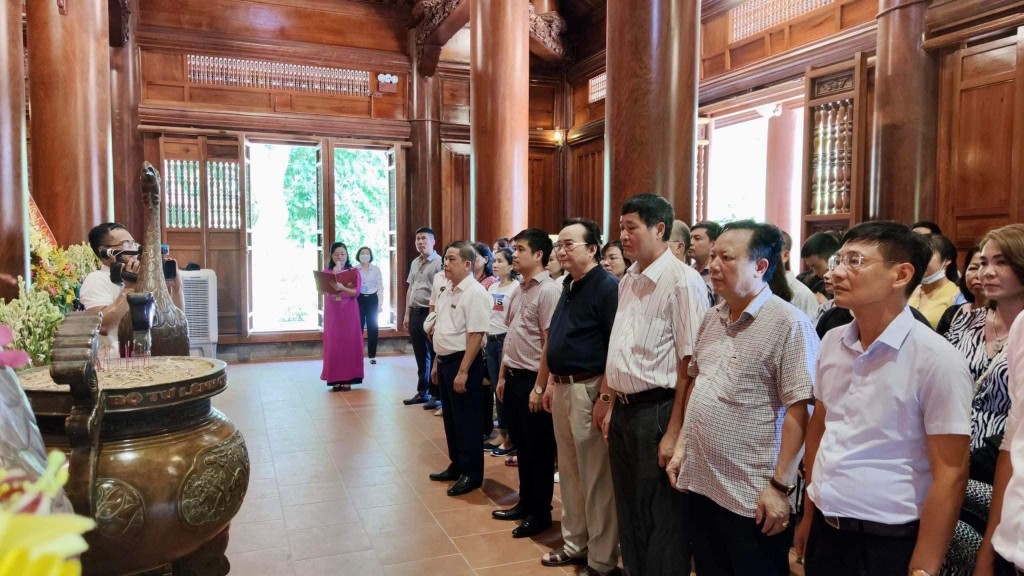 Cán bộ , phóng viên Báo Xây dựng dâng hương hoa Chủ tịch Hồ Chí Minh tại Khu di tích lịch sử Kim Liên, Nam Đàn, Nghệ An. (1)